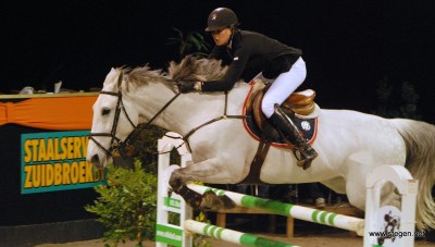 Indoor Groningen 2015. Suzanne Tepper rijdt Esprit DS naar de overwinning in het 1.40.
