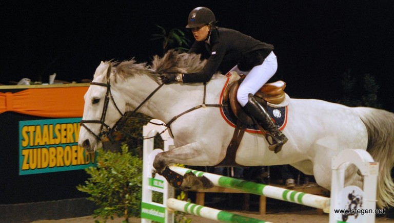 Indoor Groningen 2015. Suzanne Tepper rijdt Esprit DS naar de overwinning in het 1.40.