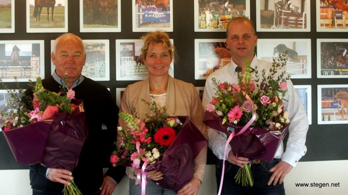 Wiepke van de Lageweg, Hester Klompmaker en Alex Nijboer bij de presentatie van het Talenten Springteam Fryslân (TSF).