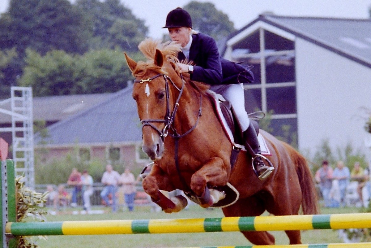 Jolijn Klomp met de merrie Ballerina tijdens het Drents kampioenschap 1996 in Gieten.