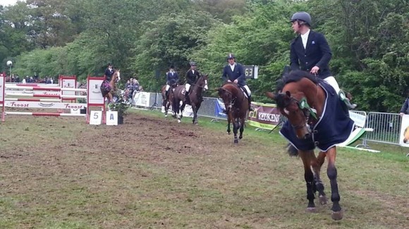 Tom Krog rijdt de ereronde op het CH De Wijk. Achter hem Albert Zoer. Foto: Renske Jansen