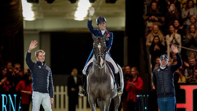 Van links naar rechts Carl Hester, Charlotte Dujardin op Valegro en Alan Davies bij het afscheid van legende Valegro in Londen. <span style="color: #000080;"><span style="font-family: Hind; font-size: 10pt; text-transform: uppercase;">FOTO: FEI | Jon Stroud</span></span>