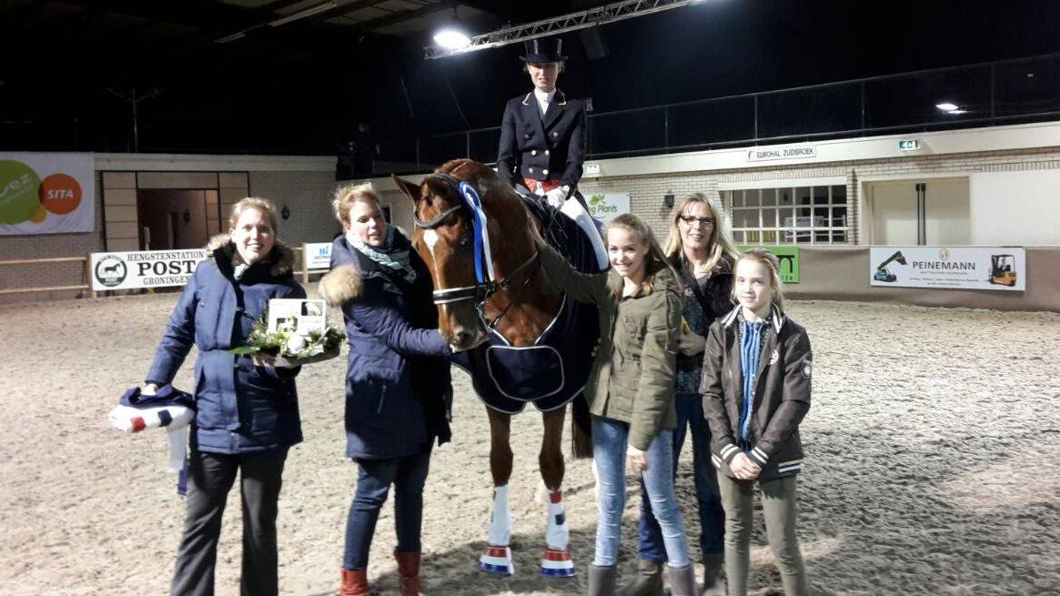 Indoor Groningen 2014. Marjan van der Jagt en Radetzky na de prijsuitreiking tussen de fans op het voorterrein.