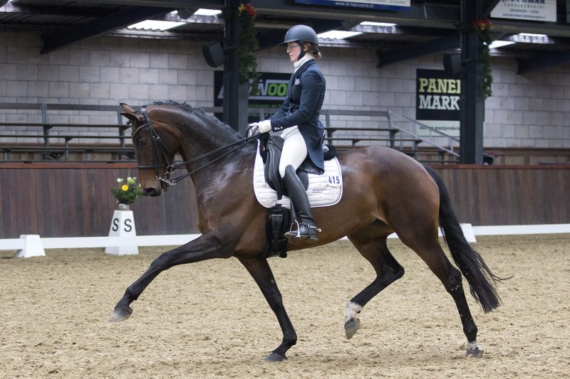 Veronique Roerink rijdt Flanell naar de overwinning in de lichte tour.