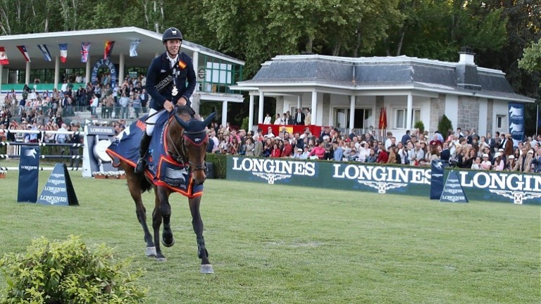 Maikel van der Vleuten en Verdi tijdens de ereronde. ©Stefano Grasso