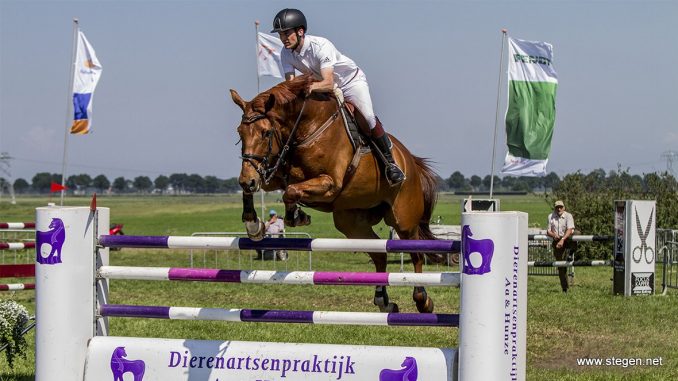 Weite Oldenziel neemt een hindernis tijdens het Rabo-concours in Gieten.