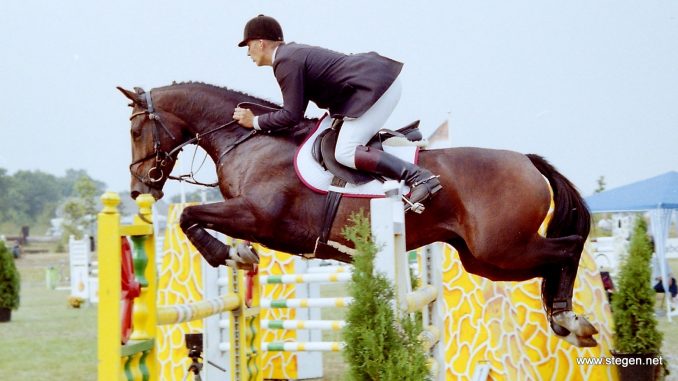 Weite Oldenziel pakte in 1997 in Exloo de Drentse titel in het ZZ-springen met Ofichem's Irda.