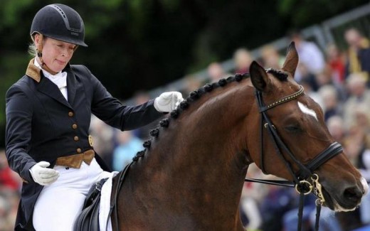Isabell Werth verlaat de piste met de geblesseerde Don Johnson.