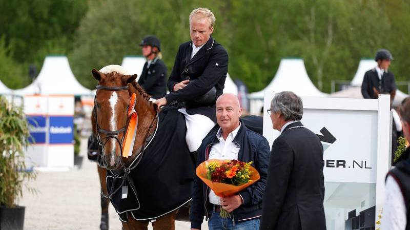 Willem Greve en Girlpower bij de prijsuitreiking