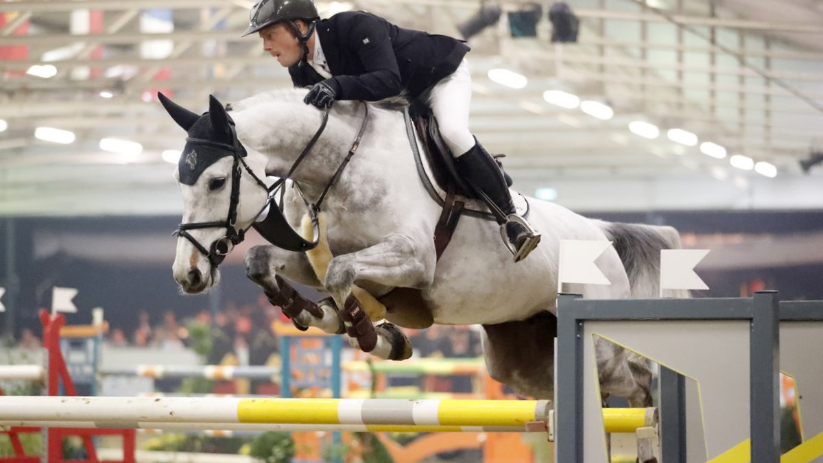 Willem Greve rijdt Elke Maria naar de overwinning op Indoor Wierden.