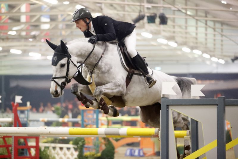 Willem Greve rijdt Elke Maria naar de overwinning op Indoor Wierden.