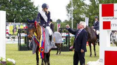 CSI Eindhoven. Jessica Mendoza won in 2014 de Derby van Eindhoven en krijgt de complimenten van Wim van der Leegte.