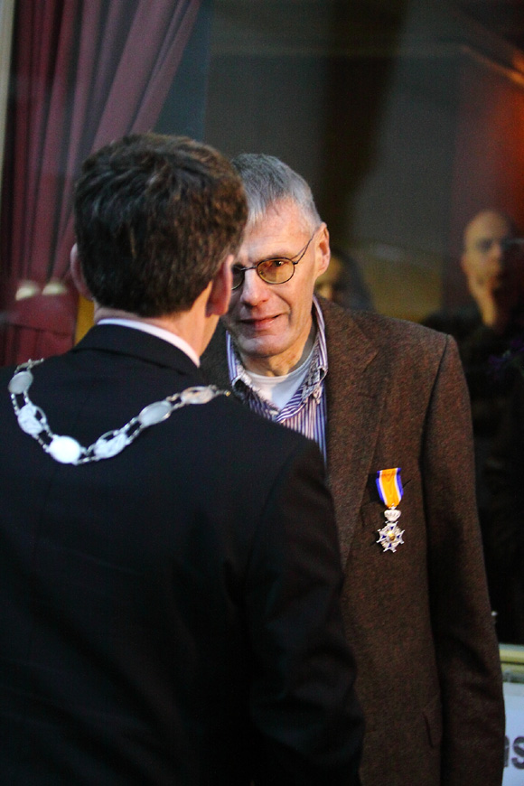 Wim van Es is zichtbaar geroerd als hij de onderscheiding krijgt. ©Joke van der Molen