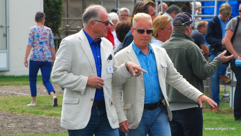 Vice-voorzitter Peter Pluijter (links) leidt Maarten van der Heijden rond.