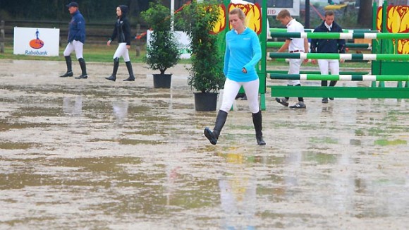 Een flinke regenbui zorgde donderdag korte tijd voor wateroverlast, maar de bodem droogde snel weer op. ©Steven Stegen