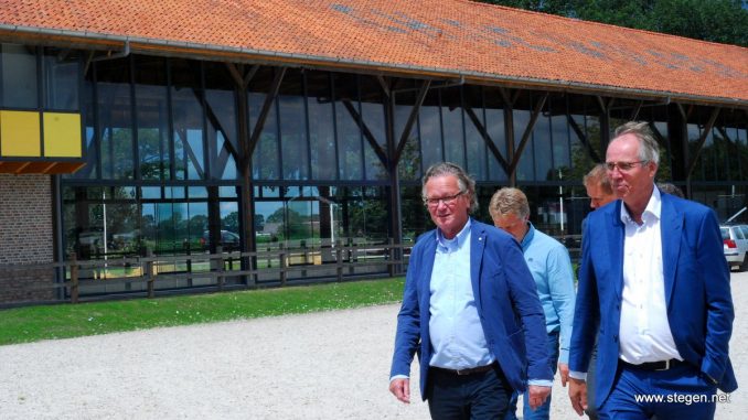 CH De Wolden. Voorzitter Christiaan Hendriksen (rechts) en sponsor Albert Hendriks, met op de achtergrond de nieuwe VIP-ruimte.