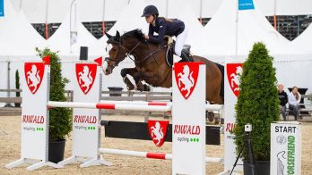 Ymke Ribbels pakte op het CSI Twente twee keer de overwinning in het M-springen met Gaby Warina.