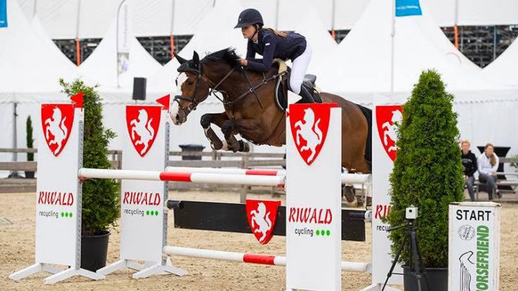 Ymke Ribbels pakte op het CSI Twente twee keer de overwinning in het M-springen met Gaby Warina.
