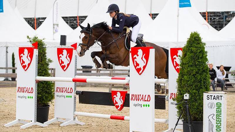 Ymke Ribbels pakte op het CSI Twente twee keer de overwinning in het M-springen met Gaby Warina.
