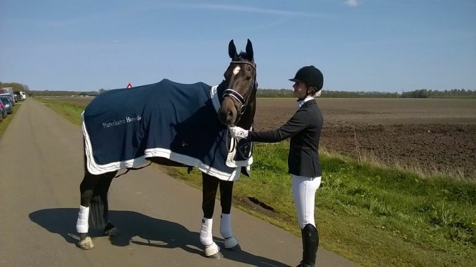 Zoë Zwiggelaar en haar paard Fidarsi Rossi ZrZ wonnen de Hullen Bokaal in de M2.