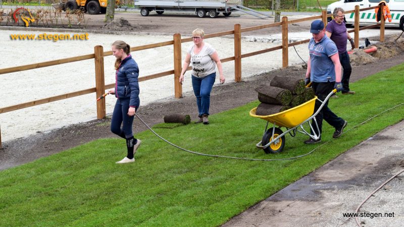 Topsport Dressuur Exloo. Vrijwilligers bezig met het verfraaien van de omgeving van de nieuwe rijbaan in Exloo.