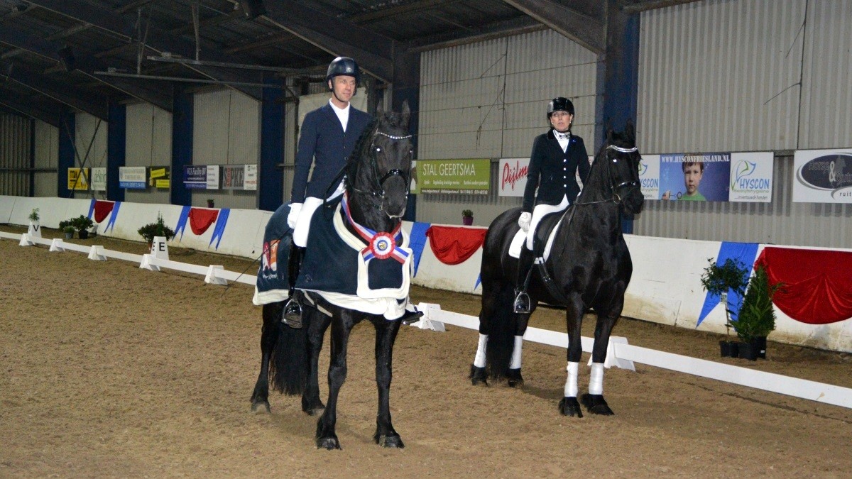 Bennie van Es en Margriet Koopmans bij de prijsuitreiking. foto: KNHS Friesland