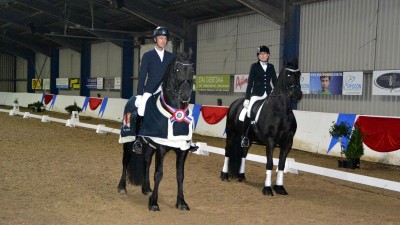 Bennie van Es en Margriet Koopmans bij de prijsuitreiking. foto: KNHS Friesland