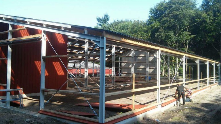 De nieuwe rijhal in Ter Apel komt van de grond.