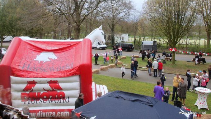 Kinderen konden buiten pony rijden.