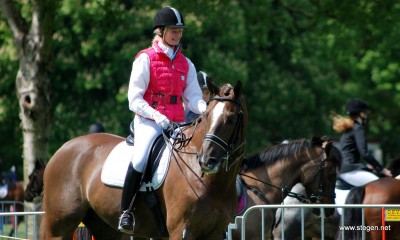 Loes Corsel verzorgt tijdens het dressuurspektakel in Dalen een gastles. foto: Steven Stegen