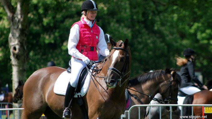 Loes Corsel verzorgt tijdens het dressuurspektakel in Dalen een gastles. foto: Steven Stegen