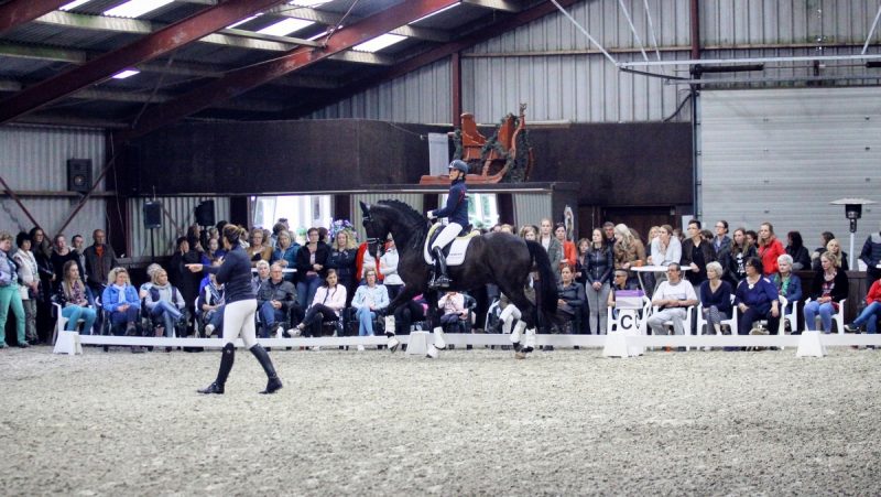 Beeld van de geslaagde avond in Winschoten voor Tegenkracht. foto: Roland Hitze