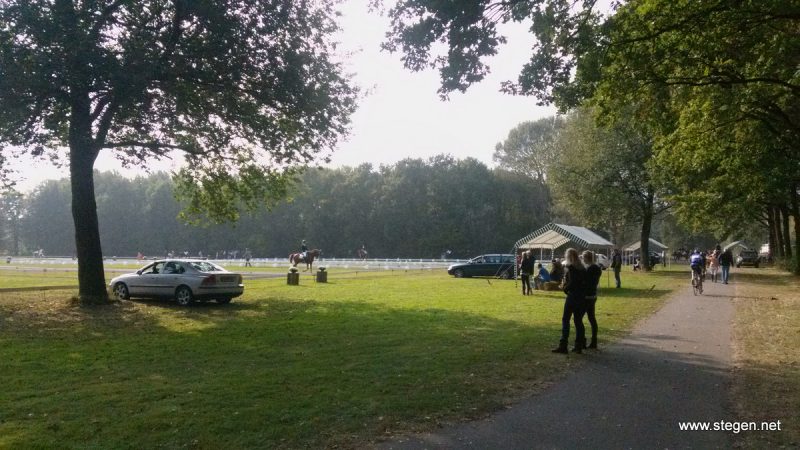 Blik op het dressuurveld in park Borgerswold in Veendam.