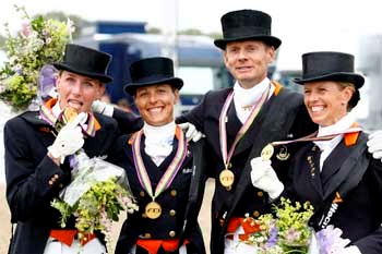 Het dressuurteam met de gouden medailles. ©Remco Veurink/www.melissen.net