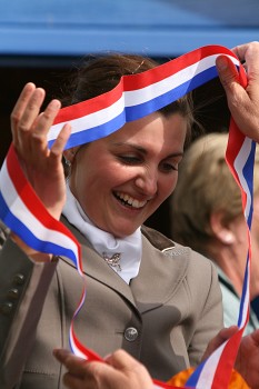 Blijdschap bij Emmelie Scholtens over haar twee kampioenslinten. ©Roland Hitze