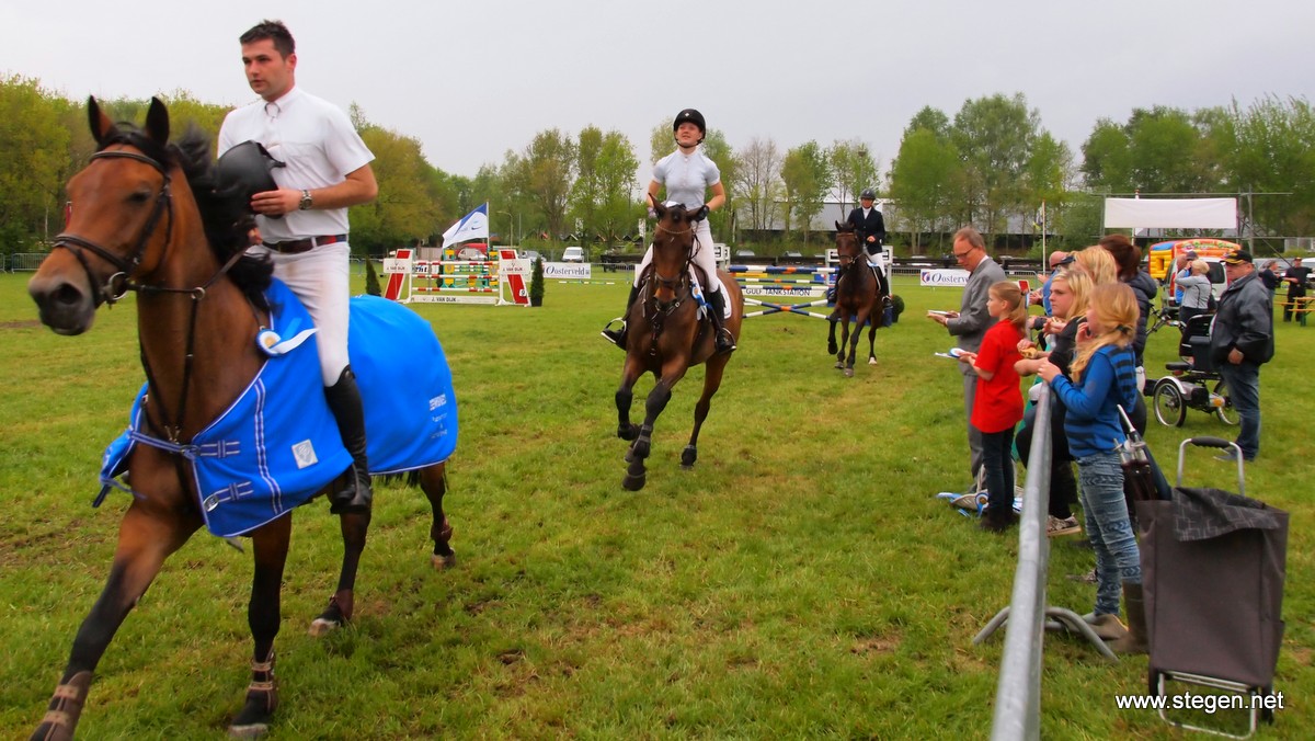 Diamant van Onstwedde. Nick van den Broek voorop in de ereronde, gevolgd door Lysanne Kruizinga. foto: Reinold Lowes