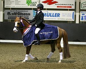 Fleur Hofstra won bij de kleine M-pony's. ©Roos Meertens