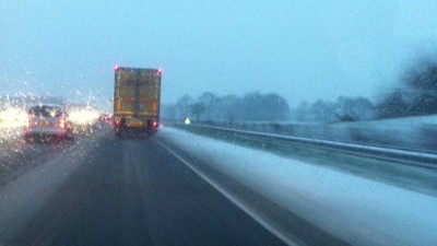 De A7 in Groningen is glad. foto: Erik Oosterhof