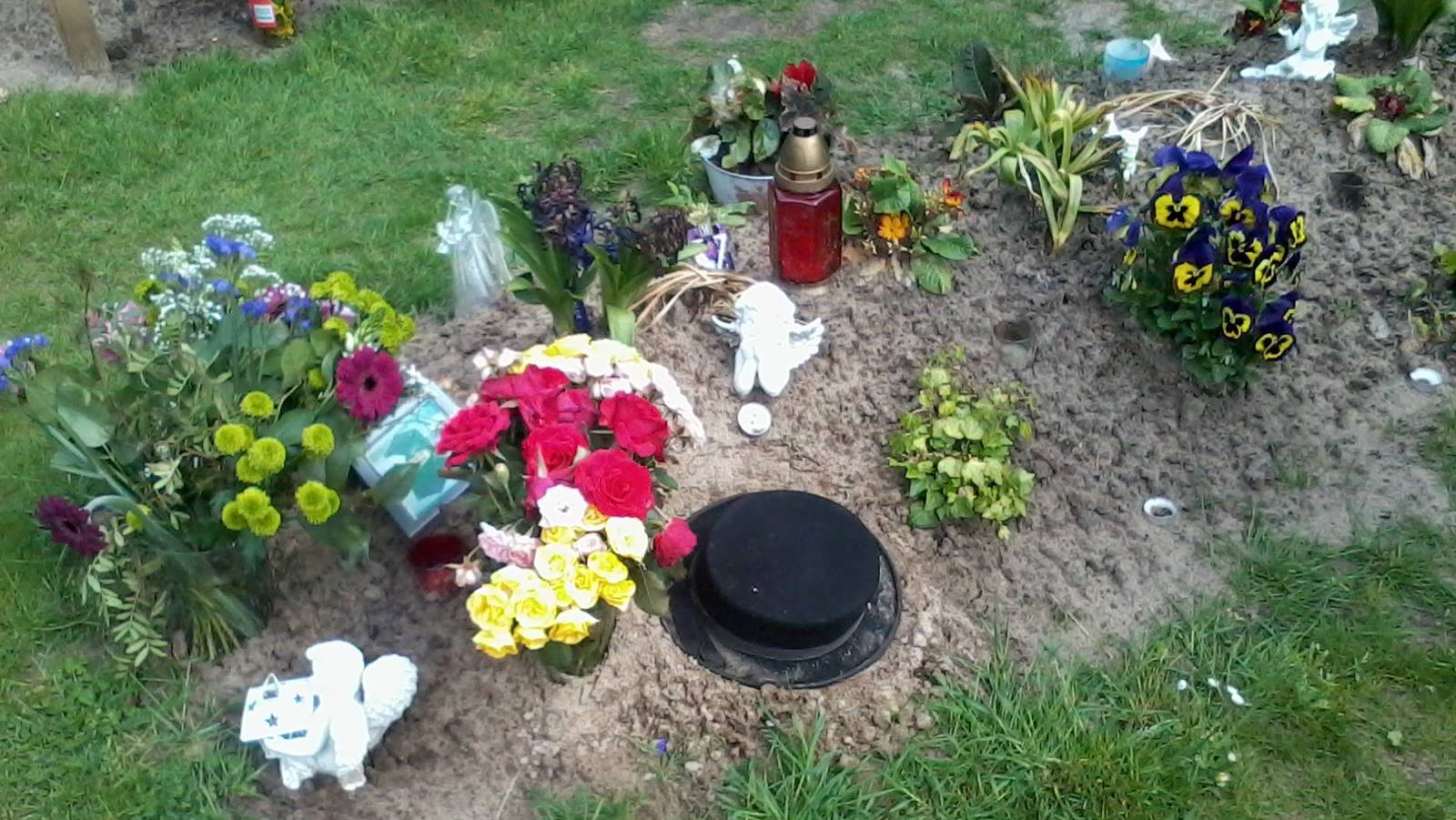 Het hoedje is terug op het graf van Anneke Muilwijk.