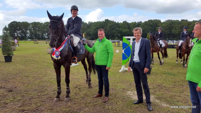 Hippisch Holtrijk. Sander Naber, geflankeerd door voorzitter Derkjan Schepers en wethouder Co Lambert.
