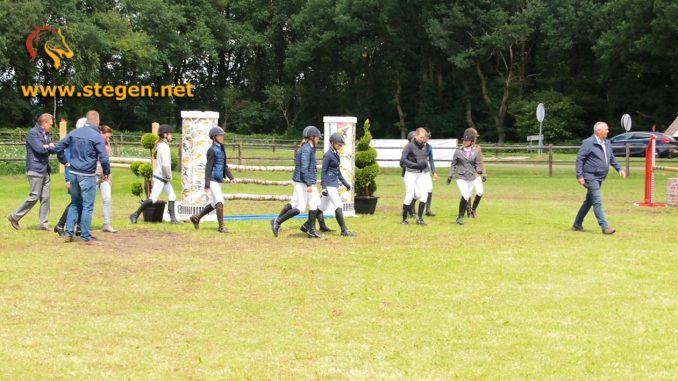 Arjen Vos verkent het parcours met de deelnemers. Foto: Reinold Lowes