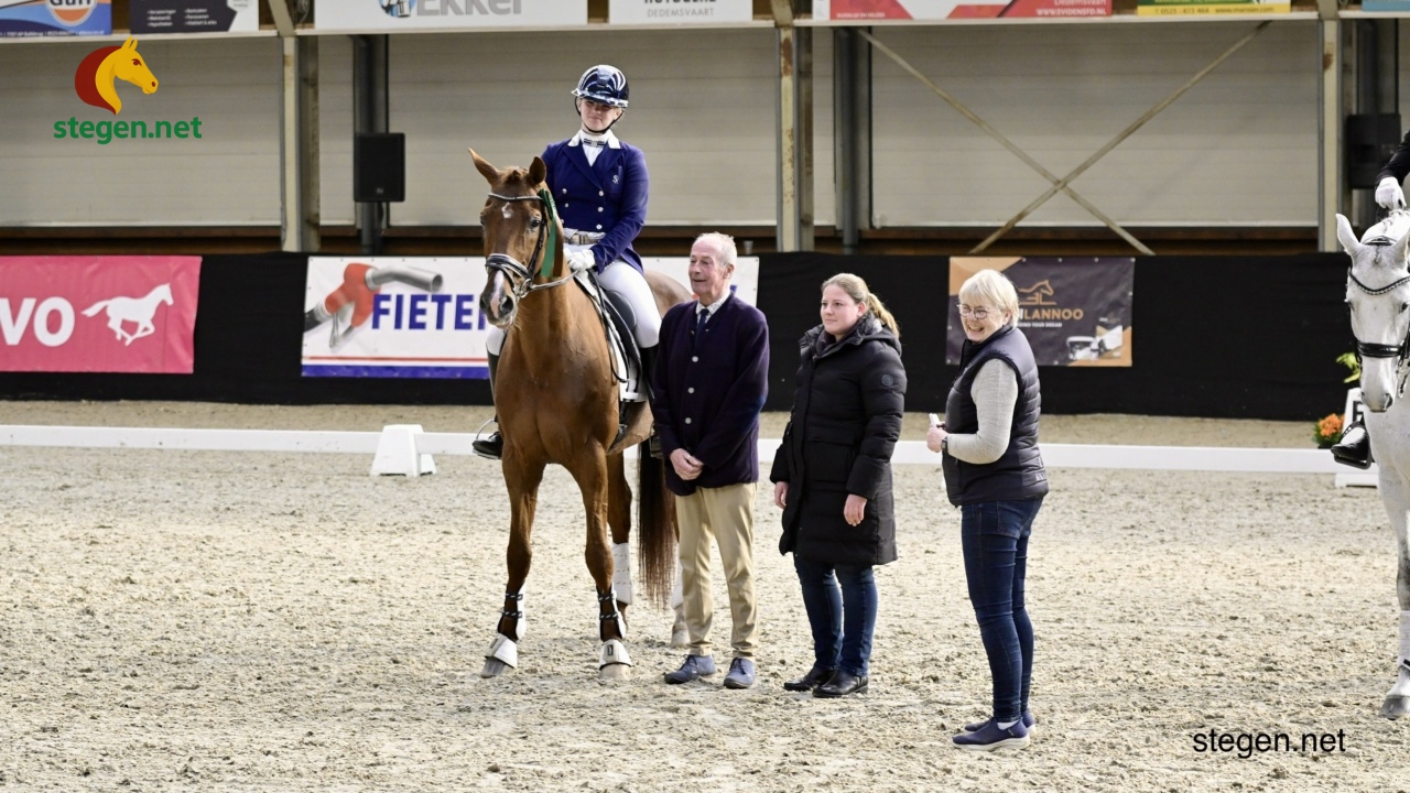 Zoë Vincourt en Cennin vooraan in lichte tour Paard Balkbrug
