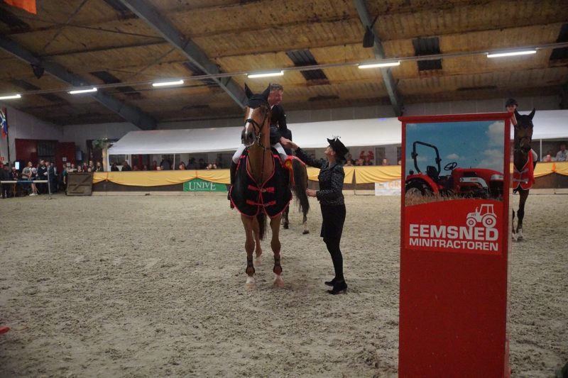 Jur Vrieling en Dyango VDL bij de prijsuitreiking van het Hippos Concours.