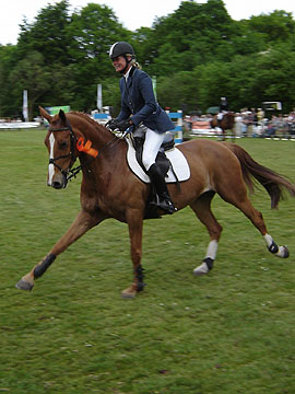 Hester Klompmaker rijdt haar ereronde.