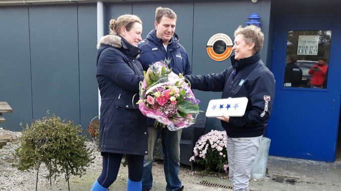 Hippisch Centrum Eelde. Swaen Brink van de FNRS overhandigt de vierde ster aan broer en zus Arjan en Karlijn van Vugt van het hippisch centrum Eelde.