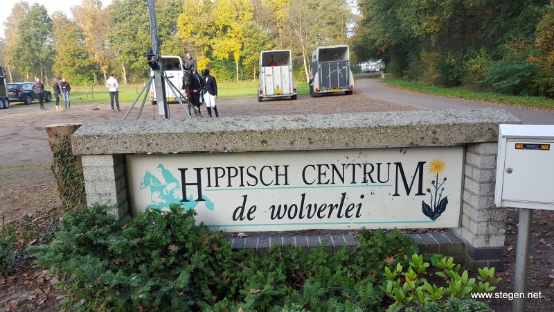De dressuurcompetitie Vlagtwedde (DCV) is weer begonnen in manege De Wolverlei.