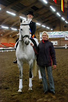 Monique Peutz werd Z1 kampioen met Tayvtin. Fokster Priscilla van der Veen geniet mee van het succes.