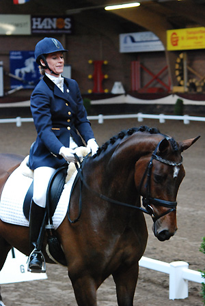 Natascha Veen met haar M1-paard Woezel. ©Steven Stegen