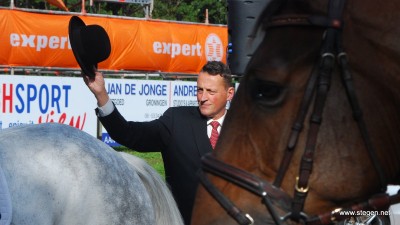 De KNHS wil dat alle officials, dus ook juryleden, de gedragscode onderschrijven. De Stichting Hippische Juryleden is daar boos over