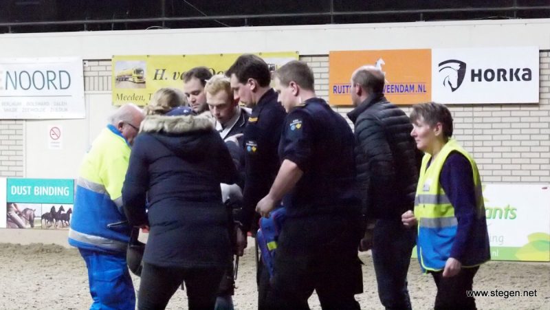 valpartij Indoor Groningen Hulpverleners ontfermen zich over Lennard de Boer..